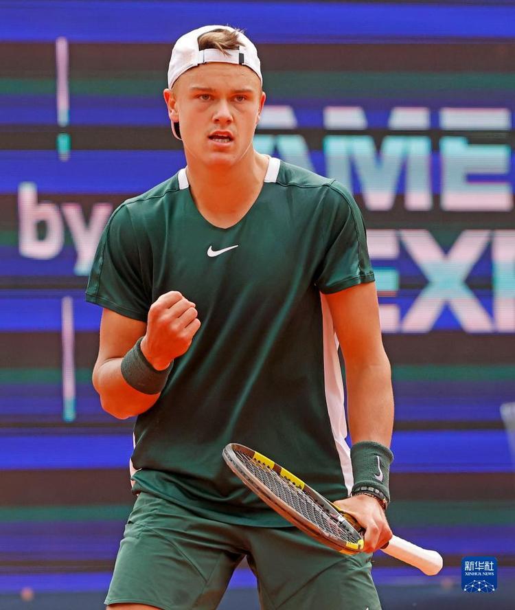 表现不仅引 表现不仅引